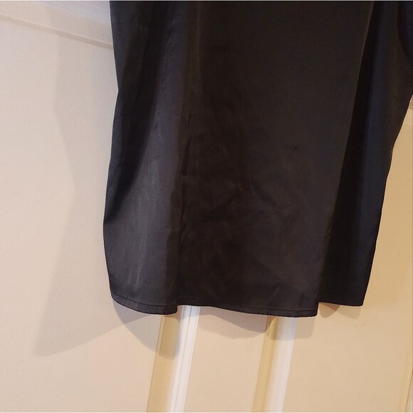 Silky black satin feel sleeveless tank no size would fit M/L - Picture 3 of 4